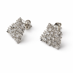 Gümüş Renk Işıltılı Taş İşlemeli Kare Özel Form Küpe - Görsel 2